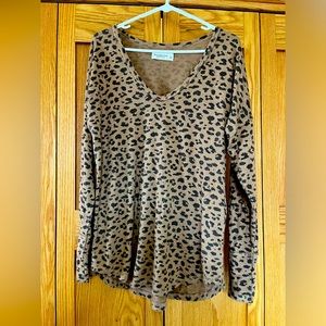 A&F v-neck, soft AF legging shirt